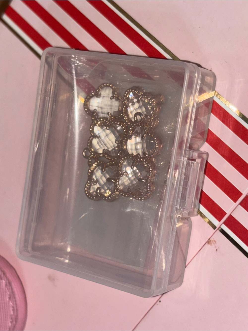 6 clover-shaped charms